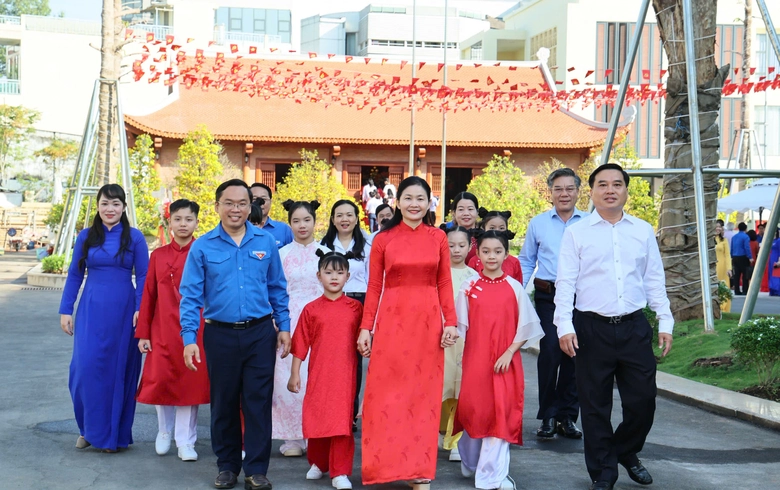 Người dân xếp hàng dâng hương nhà thờ Bác Hồ tại Tỉnh ủy Đồng Nai- Ảnh 1. Người dân xếp hàng dâng hương nhà thờ Bác Hồ tại Tỉnh ủy Đồng Nai- Ảnh 1.