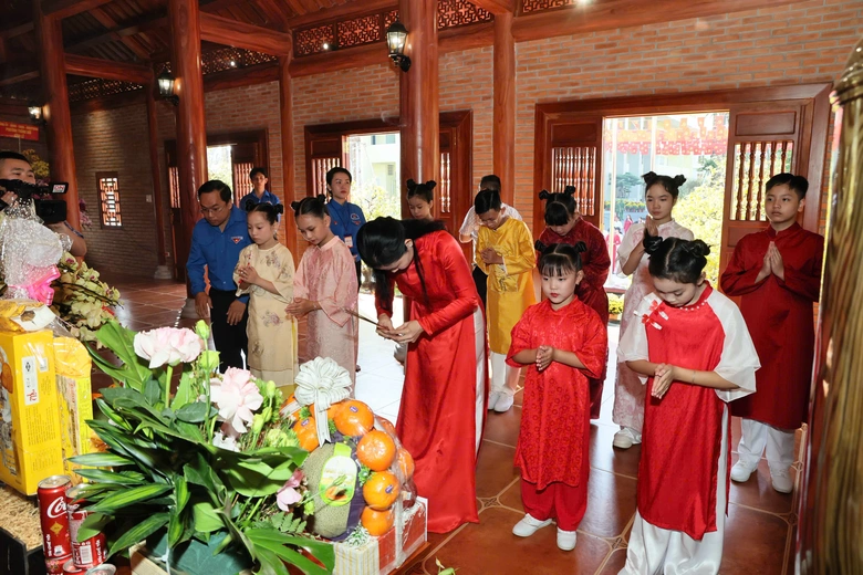 Người dân xếp hàng dâng hương nhà thờ Bác Hồ tại Tỉnh ủy Đồng Nai- Ảnh 4. Người dân xếp hàng dâng hương nhà thờ Bác Hồ tại Tỉnh ủy Đồng Nai- Ảnh 4.