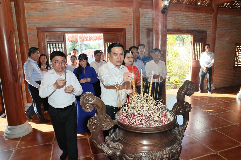 Người dân xếp hàng dâng hương nhà thờ Bác Hồ tại Tỉnh ủy Đồng Nai- Ảnh 5. Người dân xếp hàng dâng hương nhà thờ Bác Hồ tại Tỉnh ủy Đồng Nai- Ảnh 5.