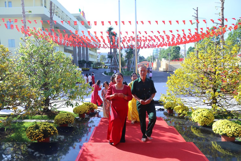 Người dân xếp hàng dâng hương nhà thờ Bác Hồ tại Tỉnh ủy Đồng Nai- Ảnh 11. Người dân xếp hàng dâng hương nhà thờ Bác Hồ tại Tỉnh ủy Đồng Nai- Ảnh 11.