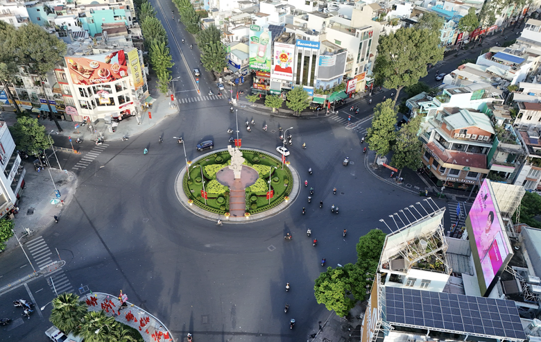 S&acirc;n bay T&acirc;n Sơn Nhất "tăng nhiệt", đường phố TP.HCM th&ocirc;ng tho&aacute;ng lạ thường- Ảnh 4.