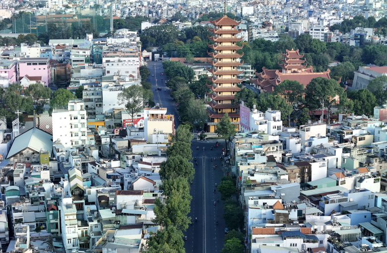S&acirc;n bay T&acirc;n Sơn Nhất "tăng nhiệt", đường phố TP.HCM th&ocirc;ng tho&aacute;ng lạ thường- Ảnh 2.
