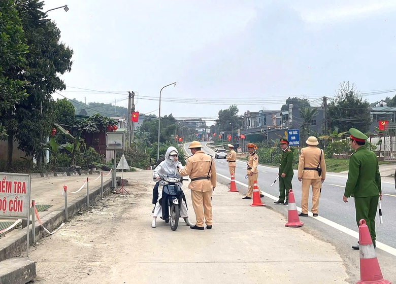 Tuyên Quang: Tài xế vi phạm nồng độ cồn, ngang ngược dừng xe cãi vã giữa đường- Ảnh 3. Tuyên Quang: Tài xế vi phạm nồng độ cồn, ngang ngược dừng xe cãi vã giữa đường- Ảnh 3.