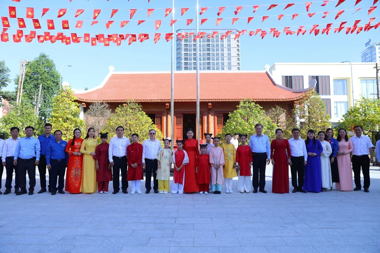 Người dân xếp hàng dâng hương nhà thờ Bác Hồ tại Tỉnh ủy Đồng Nai- Ảnh 10. Người dân xếp hàng dâng hương nhà thờ Bác Hồ tại Tỉnh ủy Đồng Nai- Ảnh 10.