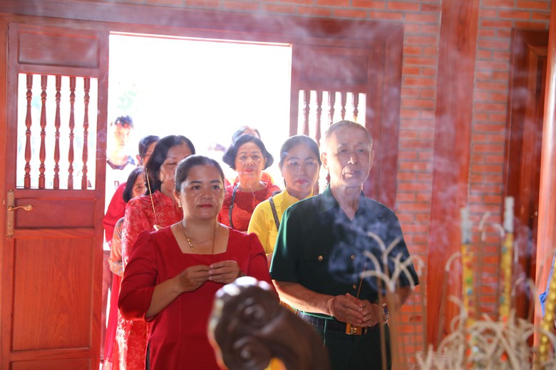 Người dân xếp hàng dâng hương nhà thờ Bác Hồ tại Tỉnh ủy Đồng Nai- Ảnh 2. Người dân xếp hàng dâng hương nhà thờ Bác Hồ tại Tỉnh ủy Đồng Nai- Ảnh 2.