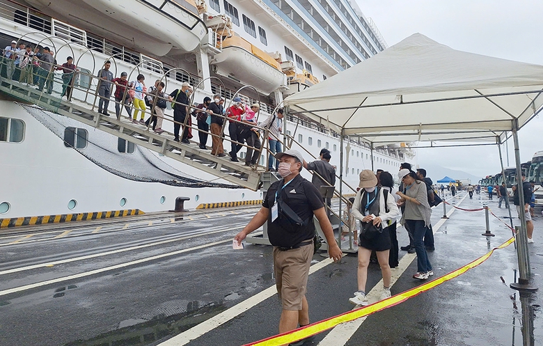 Gần 4.200 lượt khách tàu biển xông đất Đà Nẵng đầu xuân Bính Ngọ 2026- Ảnh 2. Gần 4.200 lượt khách tàu biển xông đất Đà Nẵng đầu xuân Bính Ngọ 2026- Ảnh 2.