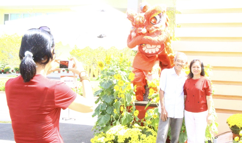 Người dân xếp hàng dâng hương nhà thờ Bác Hồ tại Tỉnh ủy Đồng Nai- Ảnh 8. Người dân xếp hàng dâng hương nhà thờ Bác Hồ tại Tỉnh ủy Đồng Nai- Ảnh 8.