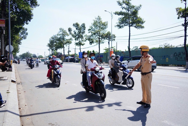 Tăng cường kiểm tra dịp Tết, CSGT Đồng Nai xử l&yacute; nhiều t&agrave;i xế vi phạm nồng độ cồn- Ảnh 3.
