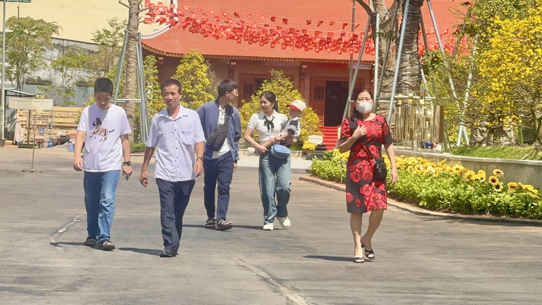 Người dân xếp hàng dâng hương nhà thờ Bác Hồ tại Tỉnh ủy Đồng Nai- Ảnh 7. Người dân xếp hàng dâng hương nhà thờ Bác Hồ tại Tỉnh ủy Đồng Nai- Ảnh 7.