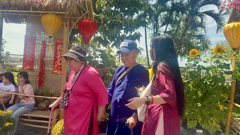 Người dân xếp hàng dâng hương nhà thờ Bác Hồ tại Tỉnh ủy Đồng Nai- Ảnh 13. Người dân xếp hàng dâng hương nhà thờ Bác Hồ tại Tỉnh ủy Đồng Nai- Ảnh 13.