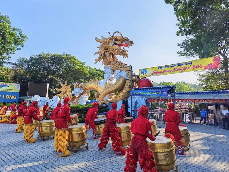 Người dân xếp hàng dâng hương nhà thờ Bác Hồ tại Tỉnh ủy Đồng Nai- Ảnh 16. Người dân xếp hàng dâng hương nhà thờ Bác Hồ tại Tỉnh ủy Đồng Nai- Ảnh 16.