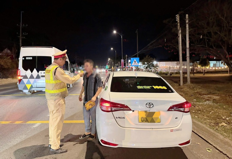 Tăng cường kiểm tra dịp Tết, CSGT Đồng Nai xử l&yacute; nhiều t&agrave;i xế vi phạm nồng độ cồn- Ảnh 4.