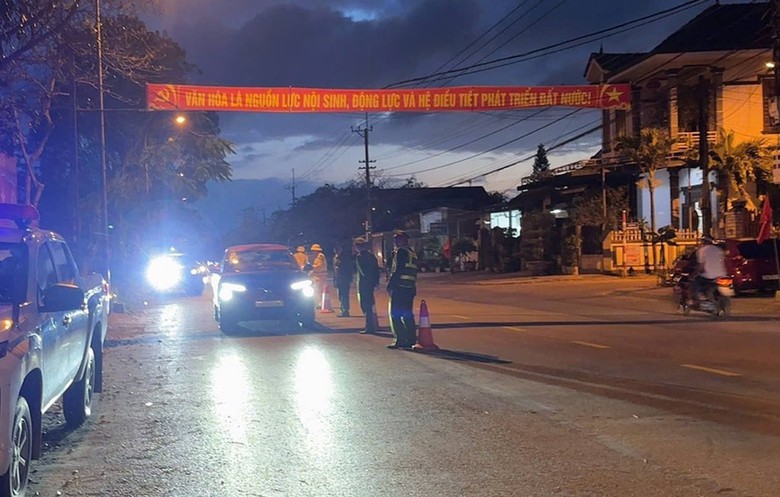 Nhiều lái xe vi phạm nồng độ cồn bị xử phạt trong ngày đầu năm mới- Ảnh 2. Nhiều lái xe vi phạm nồng độ cồn bị xử phạt trong ngày đầu năm mới- Ảnh 2.