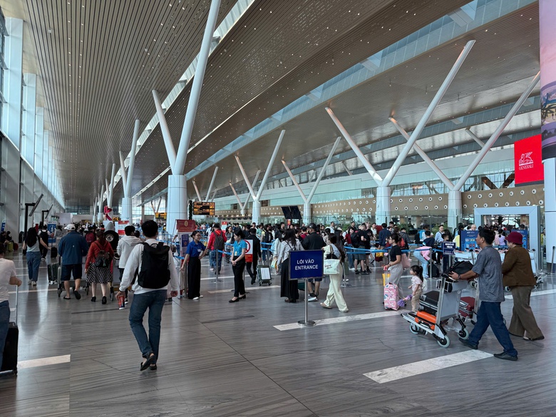 S&acirc;n bay T&acirc;n Sơn Nhất phục vụ hơn 151.000 h&agrave;nh kh&aacute;ch ng&agrave;y m&ugrave;ng 3 Tết- Ảnh 1.