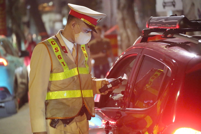 CSGT cảnh b&aacute;o li&ecirc;n tục, vẫn c&oacute; hơn 2.800 người uống rượu bia rồi l&aacute;i xe- Ảnh 1.