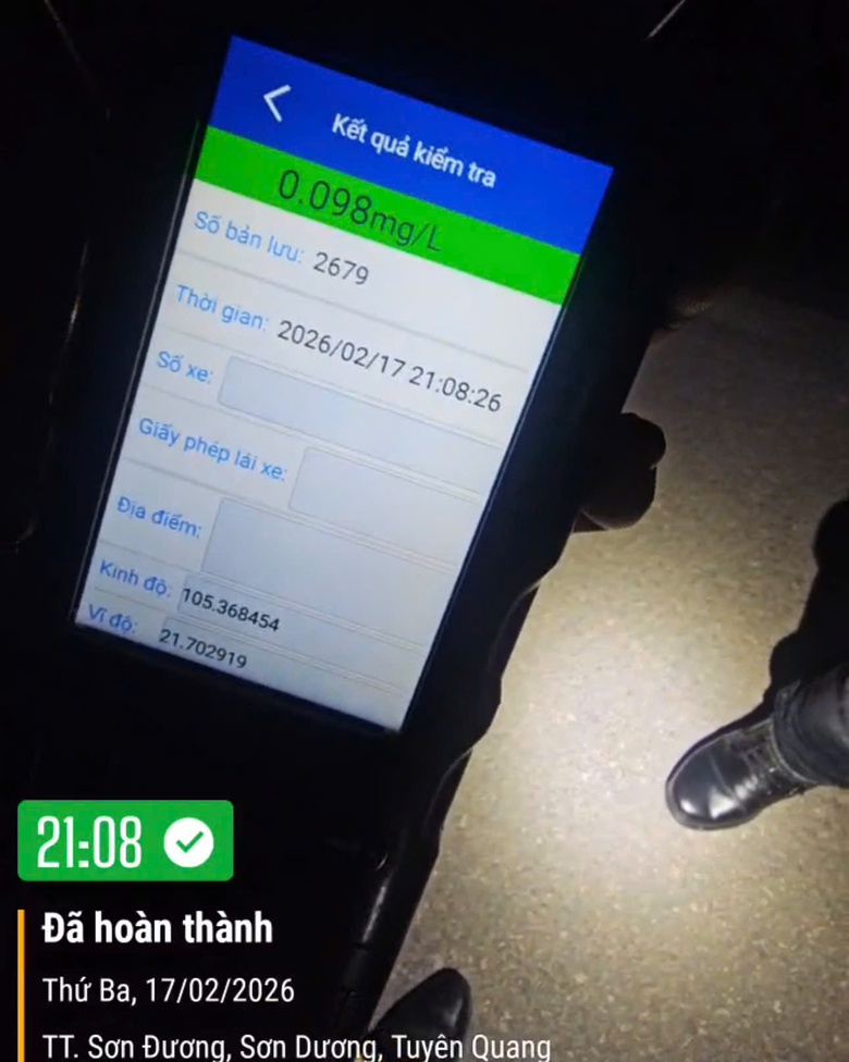 Tuyên Quang: Tài xế vi phạm nồng độ cồn, ngang ngược dừng xe cãi vã giữa đường- Ảnh 2. Tuyên Quang: Tài xế vi phạm nồng độ cồn, ngang ngược dừng xe cãi vã giữa đường- Ảnh 2.