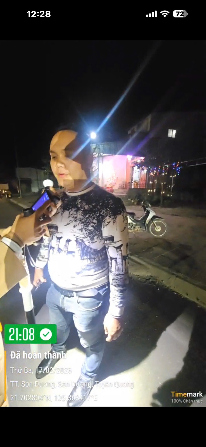 Tuyên Quang: Tài xế vi phạm nồng độ cồn, ngang ngược dừng xe cãi vã giữa đường- Ảnh 1. Tuyên Quang: Tài xế vi phạm nồng độ cồn, ngang ngược dừng xe cãi vã giữa đường- Ảnh 1.