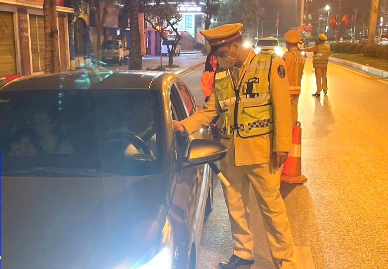 Nhiều lái xe vi phạm nồng độ cồn bị xử phạt trong ngày đầu năm mới- Ảnh 1. Nhiều lái xe vi phạm nồng độ cồn bị xử phạt trong ngày đầu năm mới- Ảnh 1.