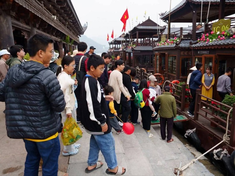 5 ngày nghỉ Tết, Ninh Bình đón trên 1,3 triệu lượt khách, doanh thu ước đạt 2.040 tỷ đồng- Ảnh 1. 5 ngày nghỉ Tết, Ninh Bình đón trên 1,3 triệu lượt khách, doanh thu ước đạt 2.040 tỷ đồng- Ảnh 1.