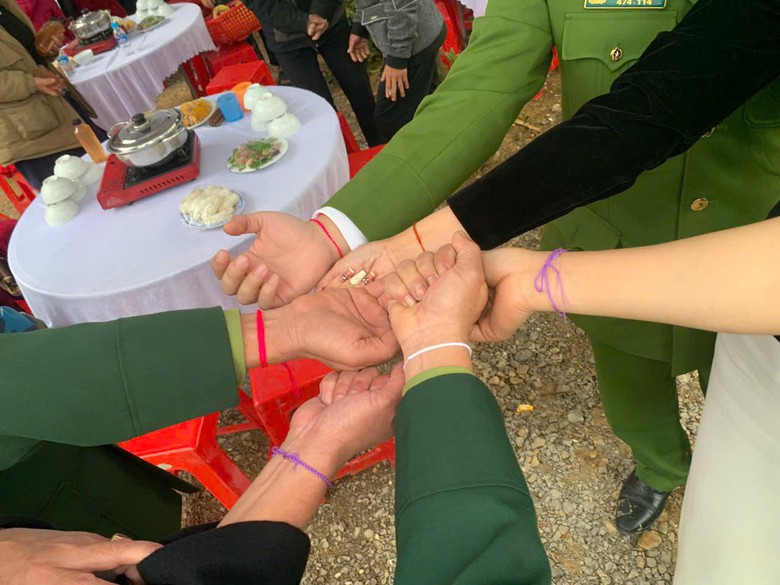 Đặc sắc lễ "đeo v&ograve;ng&rdquo; cầu may của đồng b&agrave;o d&acirc;n tộc thiểu số v&ugrave;ng bi&ecirc;n H&agrave; Tĩnh- Ảnh 3.