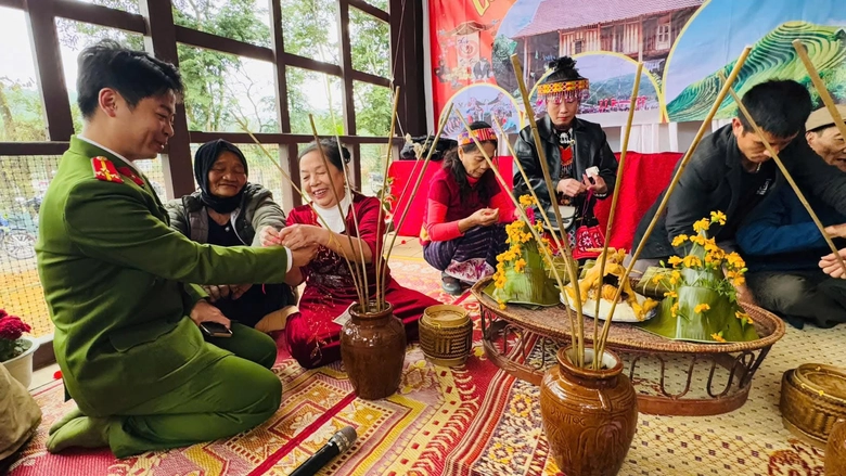 Đặc sắc lễ "đeo v&ograve;ng&rdquo; cầu may của đồng b&agrave;o d&acirc;n tộc thiểu số v&ugrave;ng bi&ecirc;n H&agrave; Tĩnh- Ảnh 1.