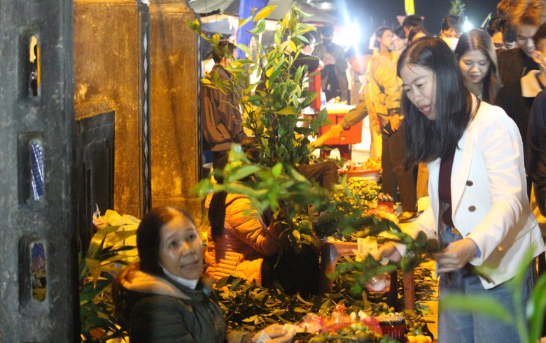 Độc đ&aacute;o phi&ecirc;n chợ mỗi năm chỉ họp một lần v&agrave;o đ&ecirc;m m&ugrave;ng 2 Tết ở Quảng Trị- Ảnh 4.