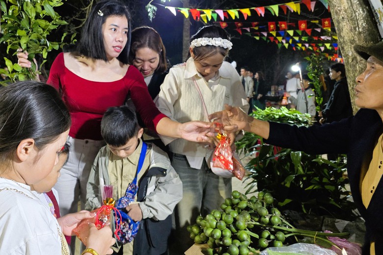 Độc đ&aacute;o phi&ecirc;n chợ mỗi năm chỉ họp một lần v&agrave;o đ&ecirc;m m&ugrave;ng 2 Tết ở Quảng Trị- Ảnh 5.