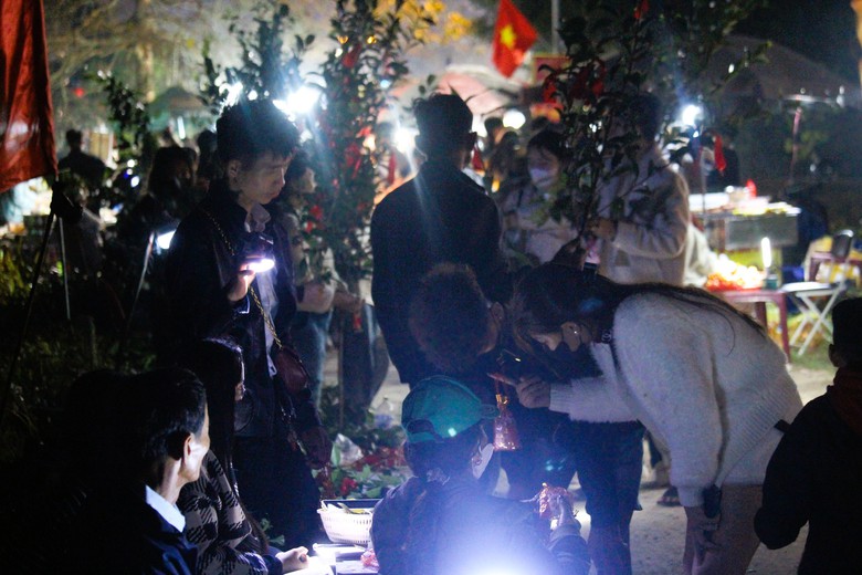 Độc đ&aacute;o phi&ecirc;n chợ mỗi năm chỉ họp một lần v&agrave;o đ&ecirc;m m&ugrave;ng 2 Tết ở Quảng Trị- Ảnh 7.