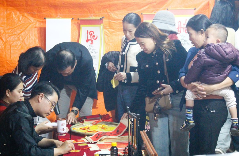 Độc đ&aacute;o phi&ecirc;n chợ mỗi năm chỉ họp một lần v&agrave;o đ&ecirc;m m&ugrave;ng 2 Tết ở Quảng Trị- Ảnh 8.