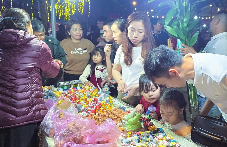 Độc đ&aacute;o phi&ecirc;n chợ mỗi năm chỉ họp một lần v&agrave;o đ&ecirc;m m&ugrave;ng 2 Tết ở Quảng Trị- Ảnh 9.