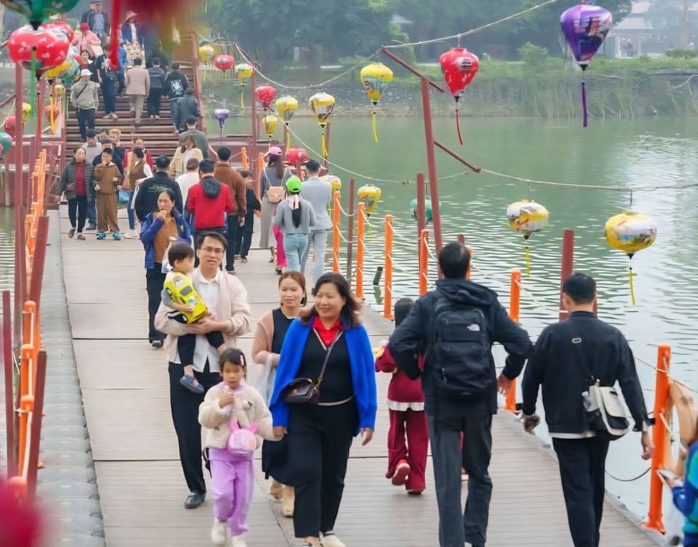 5 ngày nghỉ Tết, Ninh Bình đón trên 1,3 triệu lượt khách, doanh thu ước đạt 2.040 tỷ đồng- Ảnh 2. 5 ngày nghỉ Tết, Ninh Bình đón trên 1,3 triệu lượt khách, doanh thu ước đạt 2.040 tỷ đồng- Ảnh 2.