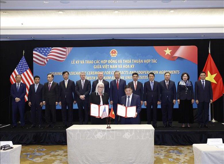 Tổng B&iacute; thư T&ocirc; L&acirc;m chứng kiến lễ k&yacute; v&agrave; trao c&aacute;c thỏa thuận hợp t&aacute;c giữa Việt Nam v&agrave; Hoa Kỳ- Ảnh 5.
