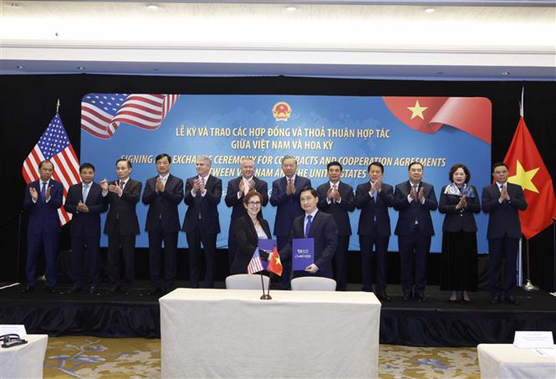 Tổng B&iacute; thư T&ocirc; L&acirc;m chứng kiến lễ k&yacute; v&agrave; trao c&aacute;c thỏa thuận hợp t&aacute;c giữa Việt Nam v&agrave; Hoa Kỳ- Ảnh 6.