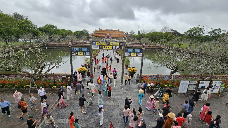 Du lịch Huế thu hơn 736 tỷ đồng trong 6 ng&agrave;y nghỉ Tết- Ảnh 1.