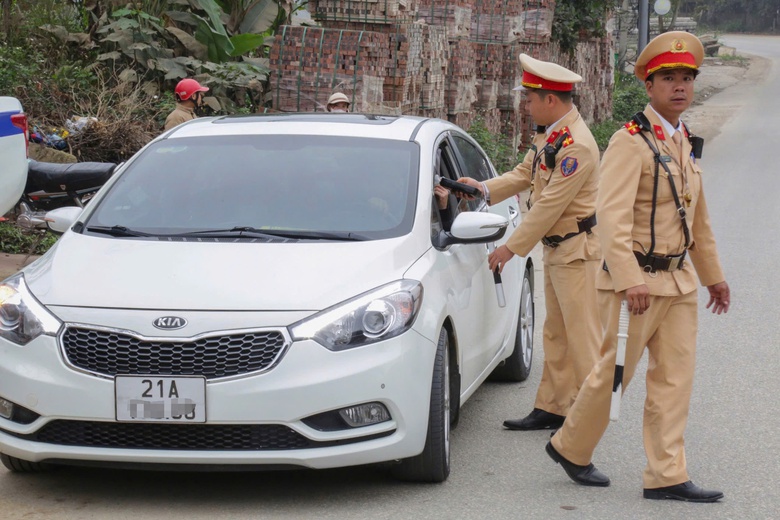 CSGT Lào Cai dùng flycam phát hiện vi phạm nồng độ cồn- Ảnh 6. CSGT Lào Cai dùng flycam phát hiện vi phạm nồng độ cồn- Ảnh 6.