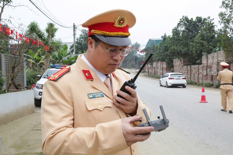 CSGT Lào Cai dùng flycam phát hiện vi phạm nồng độ cồn- Ảnh 1. CSGT Lào Cai dùng flycam phát hiện vi phạm nồng độ cồn- Ảnh 1.
