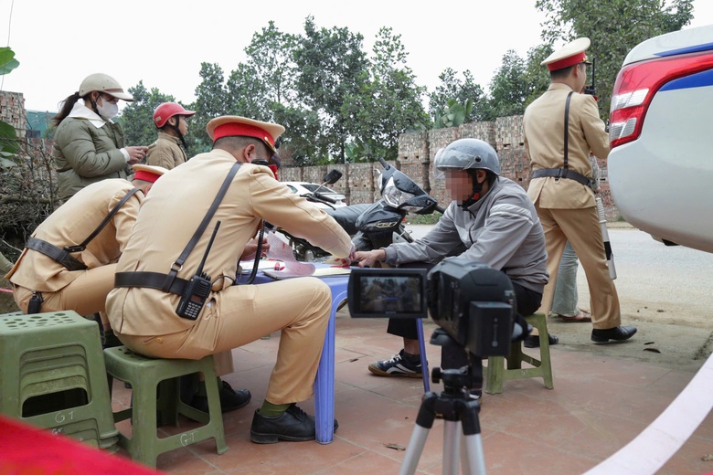 CSGT Lào Cai dùng flycam phát hiện vi phạm nồng độ cồn- Ảnh 2. CSGT Lào Cai dùng flycam phát hiện vi phạm nồng độ cồn- Ảnh 2.