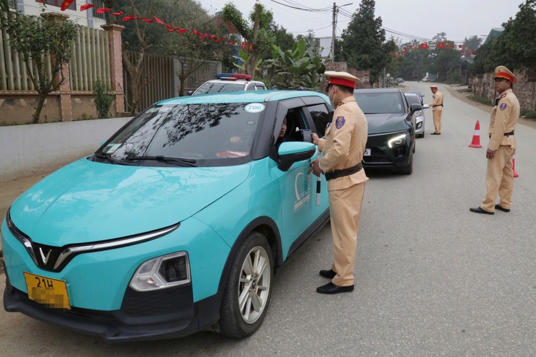 CSGT Lào Cai dùng flycam phát hiện vi phạm nồng độ cồn- Ảnh 7. CSGT Lào Cai dùng flycam phát hiện vi phạm nồng độ cồn- Ảnh 7.