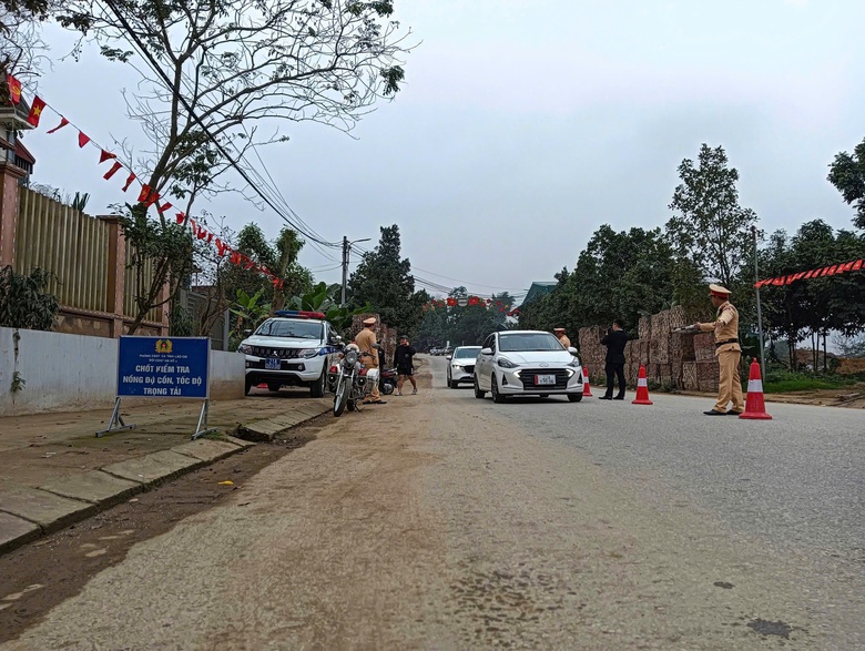 CSGT Lào Cai dùng flycam phát hiện vi phạm nồng độ cồn- Ảnh 8. CSGT Lào Cai dùng flycam phát hiện vi phạm nồng độ cồn- Ảnh 8.