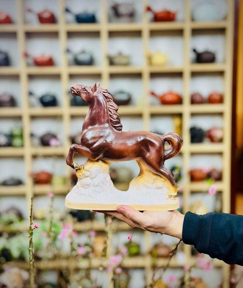 Qu&agrave; tặng linh vật ngựa 2026 dẫn dắt xu hướng thị trường năm mới- Ảnh 2.