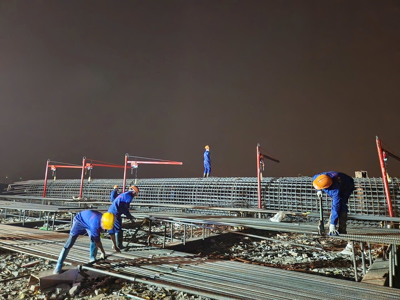 Xuyên đêm bám công trường, nhà thầu lớn quyết tâm đưa cầu Thượng Cát về đích sớm- Ảnh 3. Xuyên đêm bám công trường, nhà thầu lớn quyết tâm đưa cầu Thượng Cát về đích sớm- Ảnh 3.