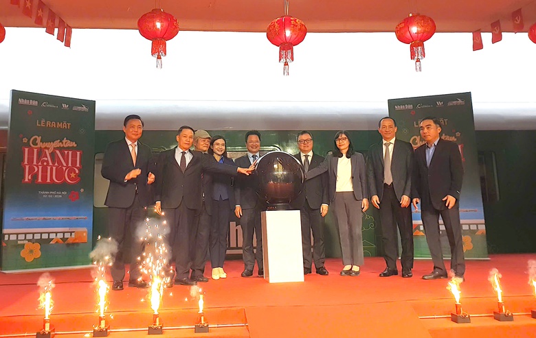 Lần đầu ti&ecirc;n, một đo&agrave;n t&agrave;u kể c&acirc;u chuyện hạnh ph&uacute;c của người Việt- Ảnh 1.