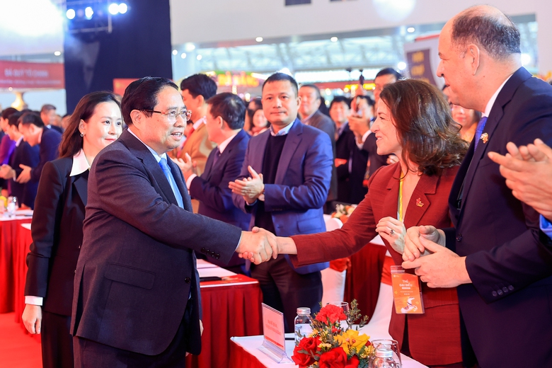 Thủ tướng: Mỗi sản phẩm tại Hội chợ Mùa Xuân lần thứ nhất phải là một "đại sứ" văn hoá- Ảnh 3. Thủ tướng: Mỗi sản phẩm tại Hội chợ Mùa Xuân lần thứ nhất phải là một "đại sứ" văn hoá- Ảnh 3.