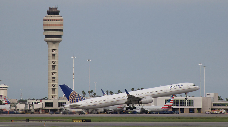 Một s&acirc;n bay quốc tế Mỹ phải dừng to&agrave;n bộ chuyến bay v&igrave; r&eacute;t cực đoan- Ảnh 1.