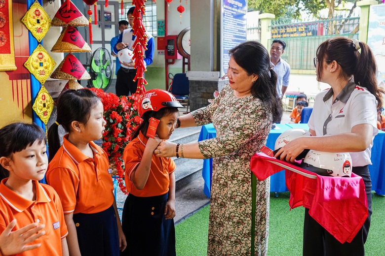 HEAD Sơn Minh trao mũ bảo hiểm, tập huấn ATGT cho học sinh trường tiểu học ở TP.HCM- Ảnh 1.
