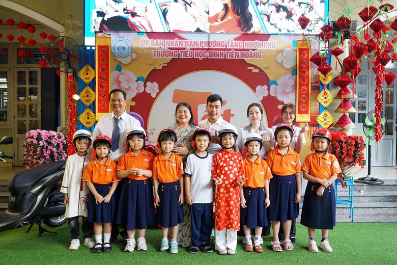 HEAD Sơn Minh trao mũ bảo hiểm, tập huấn ATGT cho học sinh trường tiểu học ở TP.HCM- Ảnh 2.