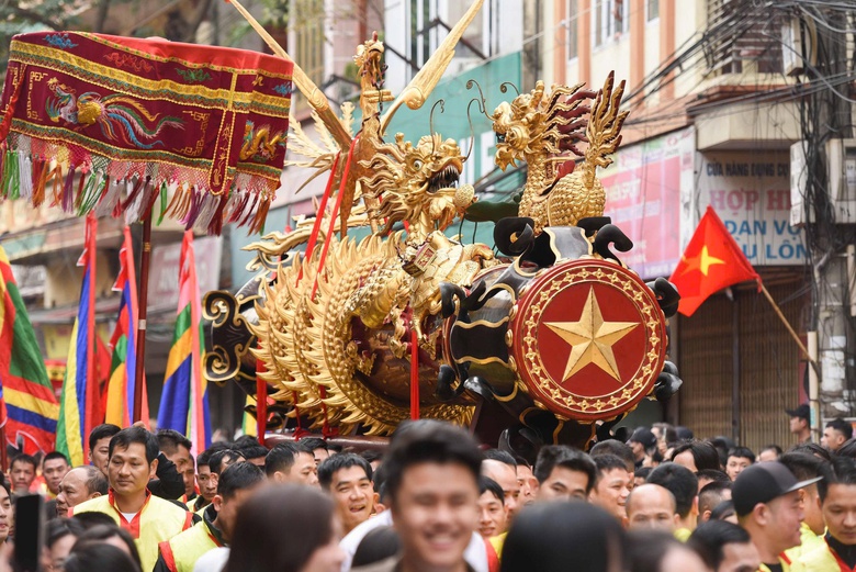 H&agrave;ng ngh&igrave;n người rước si&ecirc;u ph&aacute;o nặng gần 1 tấn ở Bắc Ninh- Ảnh 1.