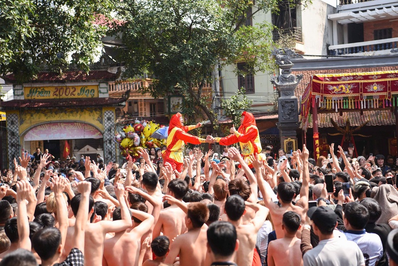 H&agrave;ng ngh&igrave;n người rước si&ecirc;u ph&aacute;o nặng gần 1 tấn ở Bắc Ninh- Ảnh 8.