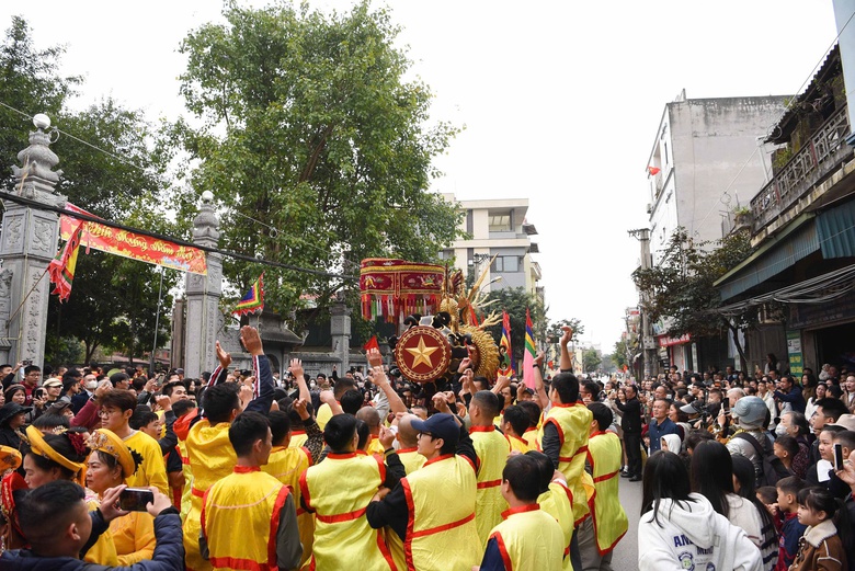 H&agrave;ng ngh&igrave;n người rước si&ecirc;u ph&aacute;o nặng gần 1 tấn ở Bắc Ninh- Ảnh 13.