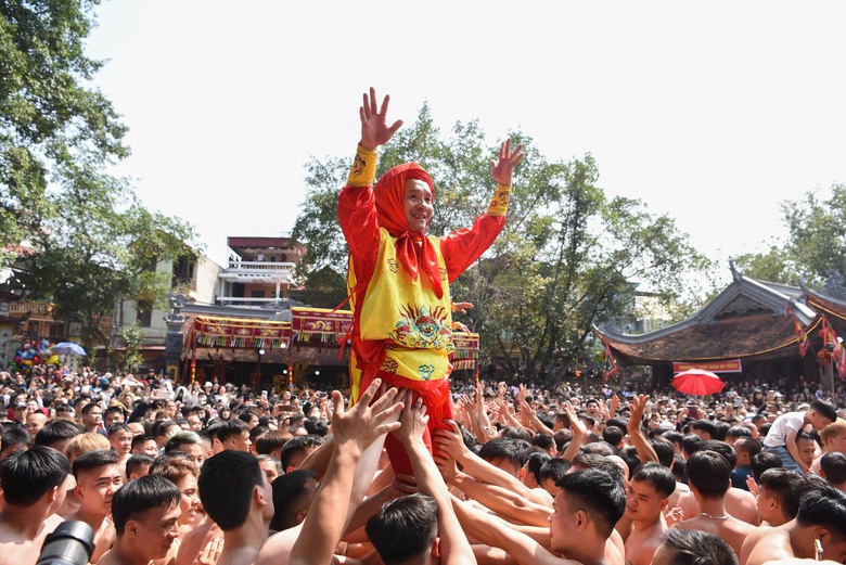 H&agrave;ng ngh&igrave;n người rước si&ecirc;u ph&aacute;o nặng gần 1 tấn ở Bắc Ninh- Ảnh 10.